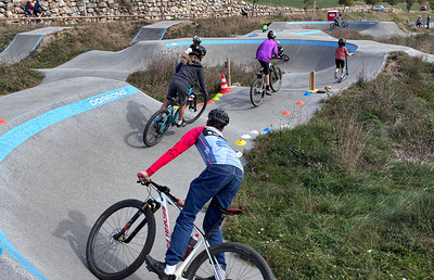 Eifrige Radfahrer:innen während der Challenge am Pumptrack in Stattegg.