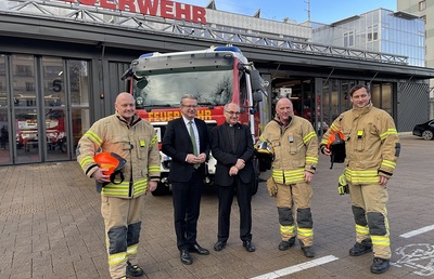 Diözesanbischof Wilhelm Krautwaschl und Landeshauptmann Christopher Drexler zu Weihnachten bei der Grazer Berufsfeuerwehr.