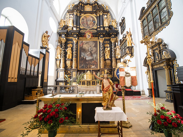Die Innenausstattung der Stadtpfarrkirche Leoben-St. Xaver stammt aus dem „Jesuitenbarock“ in reichhaltigem Knorpelwerk- und Ohrmuschelstil. Hochaltar und Kanzel stammen aus dem 17. Jahrhundert.