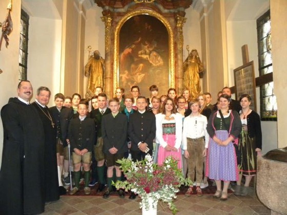 Abt Bruno spendet unseren Jugendlichen das Sakrament der Firmung