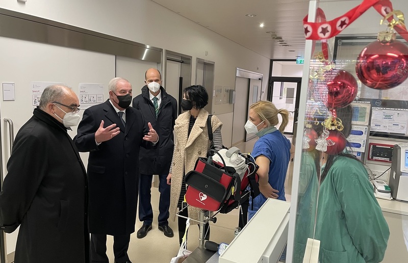 Gemeinsam unterwegs: Bischof und Landeshauptmann am 24. Dezember 2021 auf der Covid-Station der Elisabethinen in Graz.