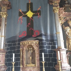 Über Anregung von Abt Benedikt Plank gestalteten Ingrid Oberweger und Roswitha Prieler im Jahre 2011 ein Fastentuch in Applikationstechnik.