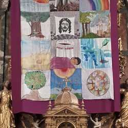 Entstanden 1995, 11 Frauen gestalteten 12 Motive auf Seide 'Gottes Schöfung und wie wir heute mit ihr umgehen'.