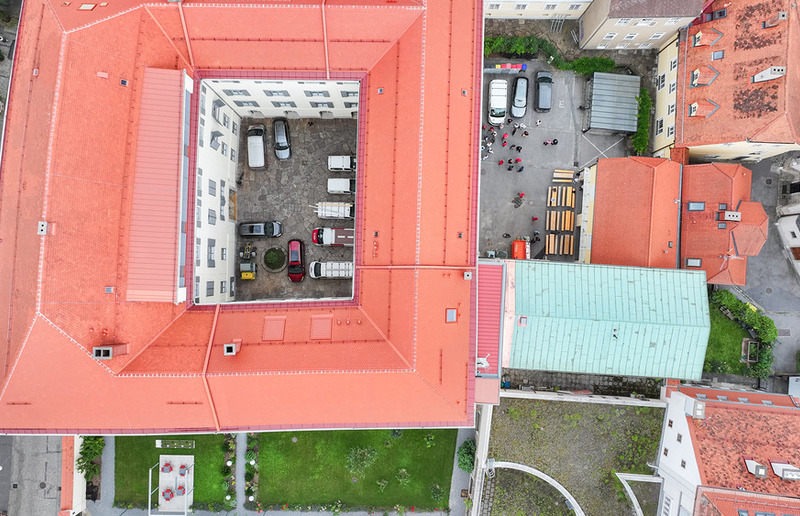 Sanierung des Bischofshofes / Sonntagsblatt/Gerd Neuhold Der Grazer Bischofshof mit zwei Höfen. Das historische Dach ist bereits saniert, die Sanierung des Zubaus (grünes Blechdach) folgt ab 2025.