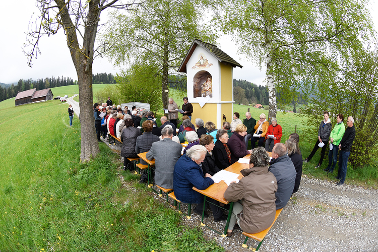 Foto Gery Wolf, GERY WOLF Auch in diesem Jahr gibt es wieder unzählige Maiandachten unter freiem Himmel.