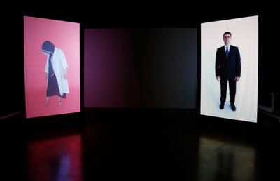 Videoinstallation im Cubus: 'Die andere Maria' wird von einem Ausstellungsbesucher befragt: 'Kann man es glauben?', 'Was ist an ihrem Wunder dran?'
