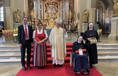 Diözesanbischof Wilhelm Krautwaschl mit dem neuen Spitalsdirektor Bertram Gangl, seiner Vorgängerin Manuela Holowaty, Generaloberin Marianne Schuh und Nachfolgerin Mirjam Schmedler (von links).