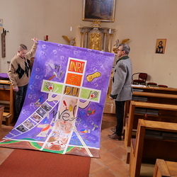 Das Fastentuch der Stationskaplanei Hönigtal wurde von den Firmlingen Anja Strableg und Lorenz Rath gestaltet.