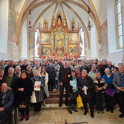 10 Pfarren machen eine Wallfahrt nach Mariapfarr im Lungau.