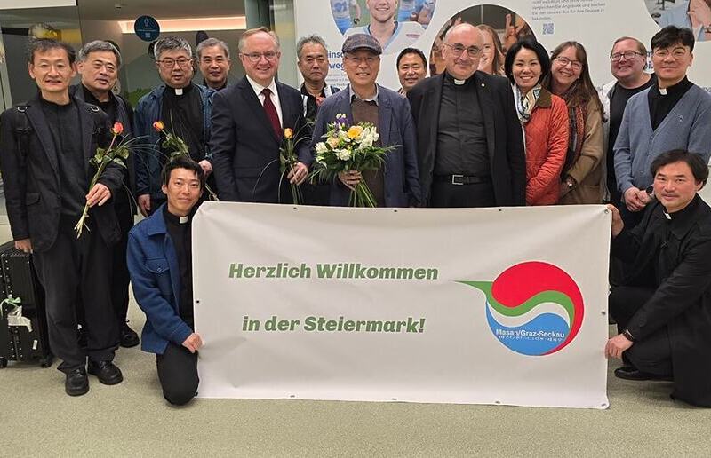 Begrüßung am Grazer Flughafen / Bischof Wilhelm Krautwachsl