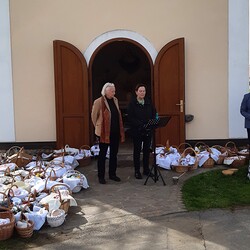 Die Wort-Gottes-Feier-Leiterinnen Margret Hofmann und Susanne Linhardt leiteten die Speisensegnung. Alois Jaunegg sorgte für den Ton.