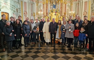 Die Weinbäuerinnen und -bauern aus Leibnitz mit politischen Vertretern und einer der steirischen Weinhoheiten nach der Segnung