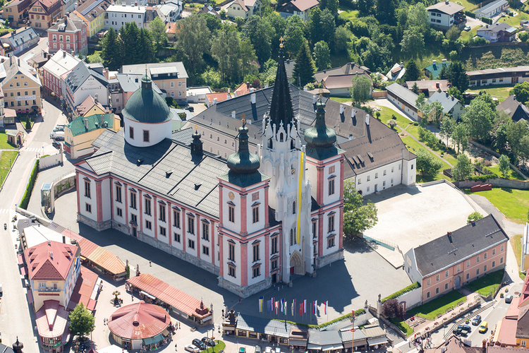 Harry Schiffer Photodesign, Harry Schiffer Die Basilika Mariazell ist über alle Jahreszeiten hinweg ein beliebtes Wallfahrtsziel.