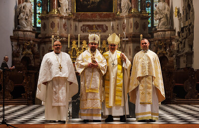 Messe im Grazer Dom: Weihbischof Ryabukha und Bischof Wilhelm (Mitte) mit ukrainischen Priestern im Grazer Dom.