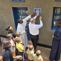 Viele Reisen öffnen den Blick - hier 2024 in Ostafrika bei der Segnung des 'Haus Wilhelm'