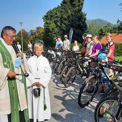 Am Sonntag, dem 13. September, trafen sich rund 25 motivierte Radlerinnen und Radler am Kirchplatz in Semriach, um nach dem Schöpfungsgottesdienst und der Fahrradsegnung gemeinsam bei strahlend schönem Spätsommerwetter in den Herbst 'einizuradln'.