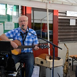 Paul Tschuffer begleitet das Fest mit Musik. Kostenlos  - wir danken!