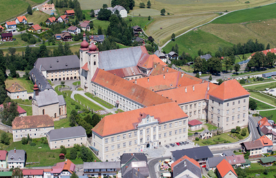 Die Jubilare Abt Benedikt Plank und sein Vorgänger, Altbischof Maximilian Aichern, stehen im Zentrum einer Festmesse in der Stiftskirche St. Lambrecht.