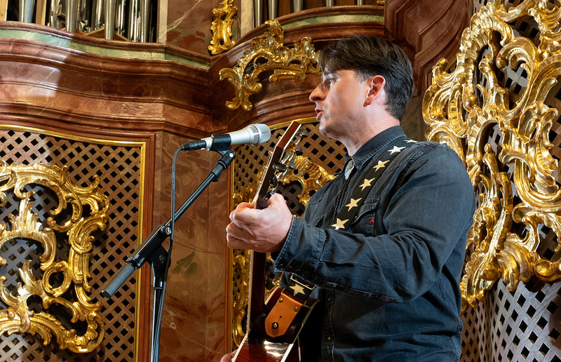 LandSteiermark Andreas Gabalier rührte die Herzen mit einer Akustik-Version von „Amoi seg' ma uns wieder”.