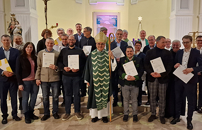 Die neu Beauftragten mit den bei der Feier anwesenden Ehefrauen und Pfarrern