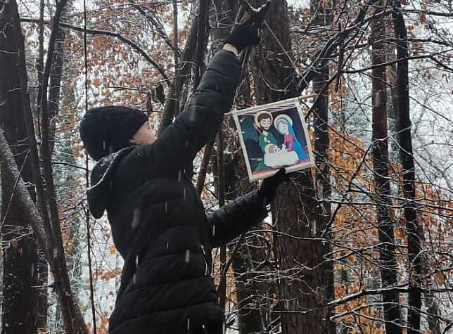 Entlang des Waldweges zur Florianikirche sind zahlreiche Krippen zu finden