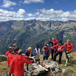 Bergmesse am Hornfeldspitz mit Segnung des neuen Christus-Korpus für das Deneck-Gipfelkreuz