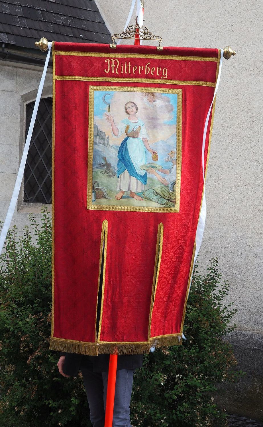 Große Fahne mit Heiligenbild in der Mitte      