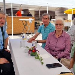 Pfarrer Claudiu Budău mit seinen Eltern und seiner Schwester