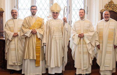 Freude über den neuen Diakon in der Diözese Graz-Seckau: Bischof Wilhelm (Mitte) mit Diakon Markus Krill (2. v. l.) und weitere Würdenträger der Diözese.