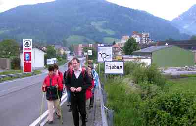 Wallfahrer beten den Rosenkranz zwischen Trieben und Frauenberg