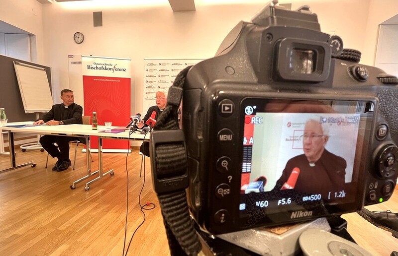 Bischofskonferenz-Generalsekretär Peter Schipka und Erzbischof Franz Lackner brachten von der Herbstkonferenz der Österreichischen Bischöfe ein Hirtenwort mit.