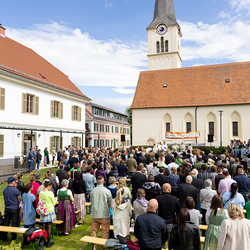 Festmesse und Segnung des neu renovierten Pfarrhofes in Dobl mit Weihbischof Johannes Freitag.