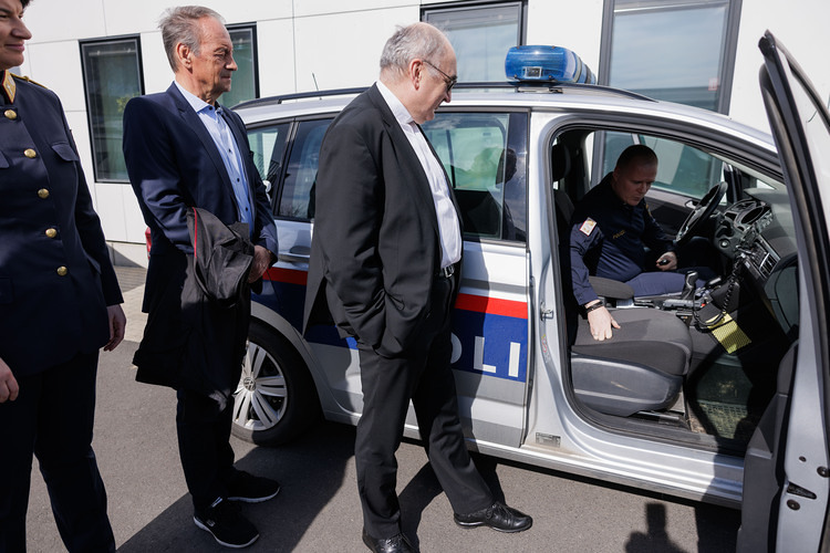 Anlässlich des internationalen Tag des freien Sonntags besuchte Wilhelm Krautwaschl eine Grazer Polizeistation.