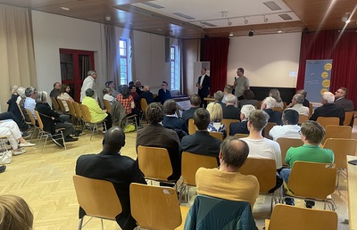 Viel Interesse gab es am Infoabend von Pfarrer Ulz zur Priestertagung rund um die Bischofssynode 2024.