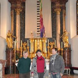 von links nach rechts: Mesner Url Joseph, Künstlerin Helga Petz, Religionslehrer Manfred Url