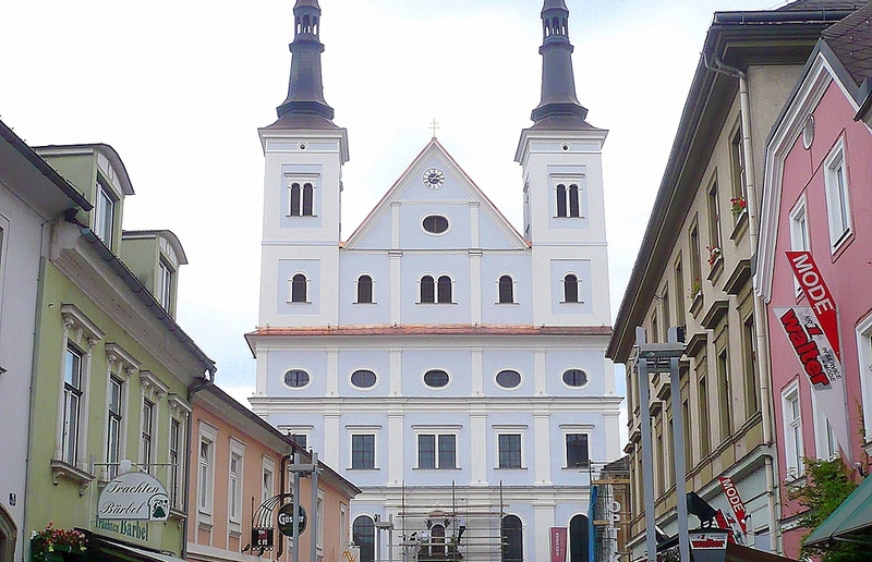 Energiesparen in der Pfarre Leoben St. Xaver mit LED-Licht und Photovoltaik.