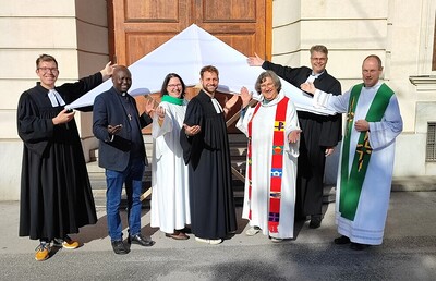 In Graz dabei sind (v.l.n.r.): Pfarrer Friedrich Eckhardt (evangelisch), Pater Moses Otii (römisch-katholisch), Pastoralreferentin Elisabeth Fritzl (römisch-katholisch), Pfarrer Marcus Hütter (evangelisch), Pfarrerin Regina Lechner (altkatholisch), S
