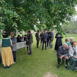 Pfarre Kobenz, Vorplatz der Filialkirche Hl. Koloman in Raßnitz mit anschl. Agape