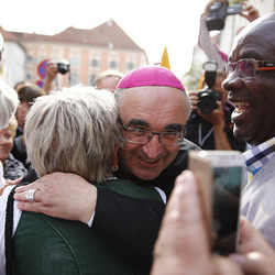 Viele, viele Menschen freuten sich mit dem neugeweihten Bischof
