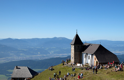 Frische Luft und schöner Ausblick: Einer der vielen Charmes einer Bergmesse. 