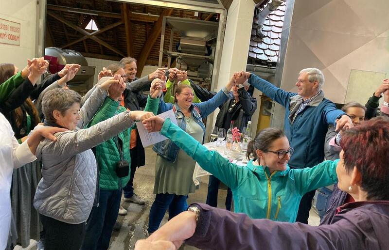 Als Gemeinschaft unterwegs - Start der Bibelwanderung in der Weinbauschule Silberberg.
