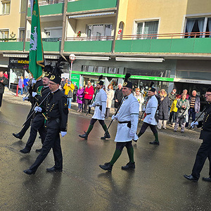 Nach dem ökumenischen Gottesdienst in der Oswaldikirche: Festzug durch Eisenzerz