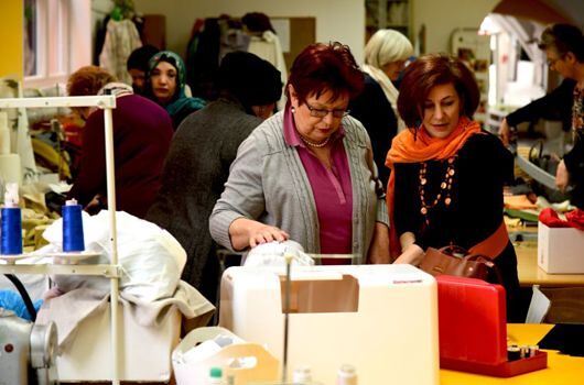 Pastorale Berufe - Jubiläum 2024 / Rainer Juriatti Gertraud Peinhopf (rechts im Bild) bei ihrer Tätigkeit im von ihr gegründeten Verein.