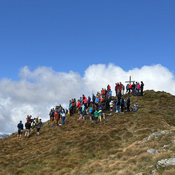 Bergmesse am Hornfeldspitz mit Segnung des neuen Christus-Korpus für das Deneck-Gipfelkreuz