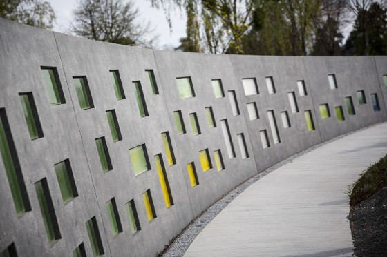Gerd Neuhold, Sonntagsblatt Urnenwand am Grazer Zentralfriedhof