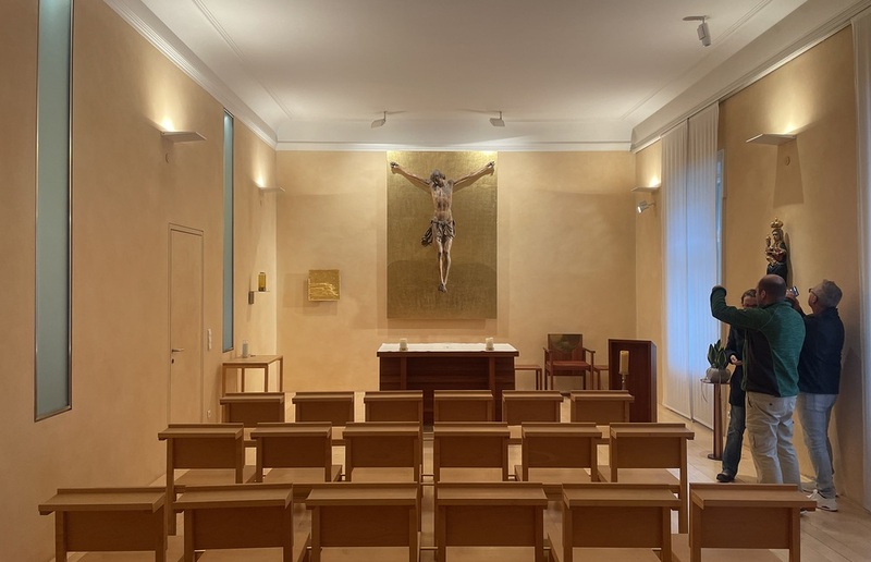 Die Hauskapelle im Grazer Bischofshof / Katholische Kirche Steiermark Die verstorbene Architektin Ingrid Mayr hat die Bischofskapelle im Grazer bischöflichen Ordinariat gestaltet.