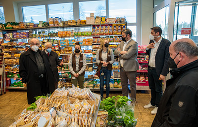Bischof Wilhelm im SPAR-Markt in Gratwein-Straßengel.