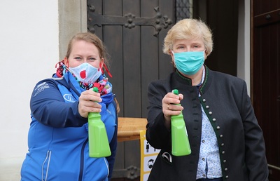 Kommt wieder: Handdesinfektion und Maskenpflicht. Bleibt wie bisher: die Freundlichkeit der MitarbeiterInnen.