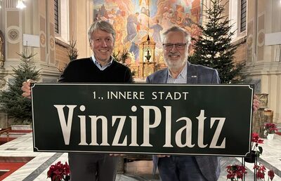 Peter Pratl (re) übergibt an Thomas Ferk als Obmann der VinziWerke.