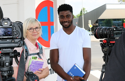 'Starmaniac' Fred Owusu mit Pilgerbeigleiterin Maria Elfriede Auer beim Dreh. 